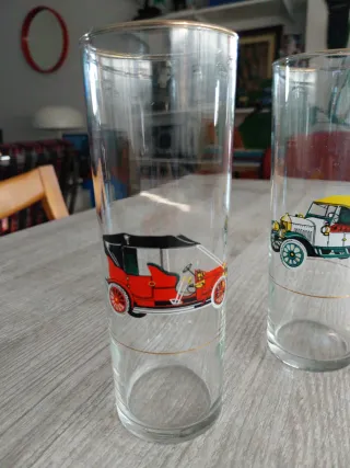 Juego de 4 vasos con coches antiguos