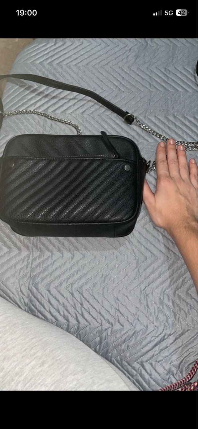 Bolso negro con cadena
