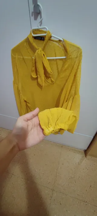Blusa transparente color mostaza con lazada