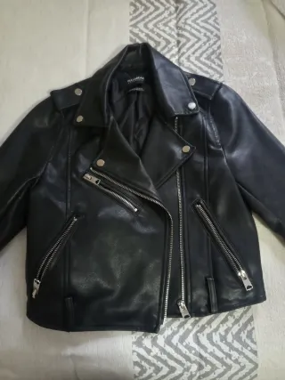 Cazadora cuero Pull&Bear negra