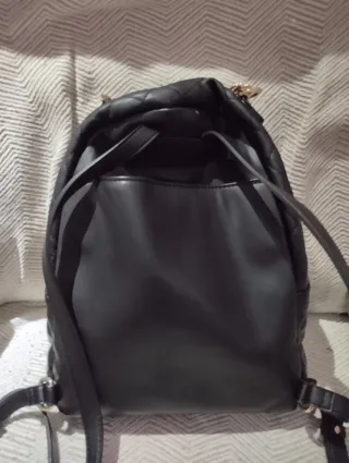 Mochila negra con cadena dorada y charms