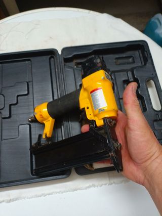 Pistola Clavos Kivec con Maletín