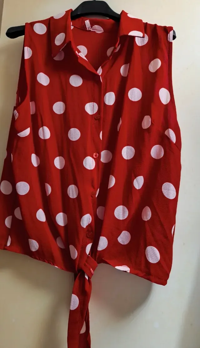 Blusa roja lunares blancos talla única