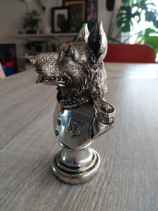 Figura busto perro militar plateado