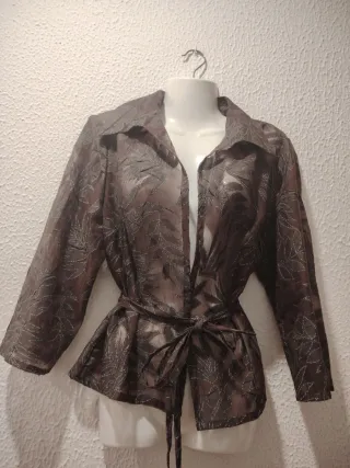 Blusa o sobrecamisa abierta marrón y blanca 