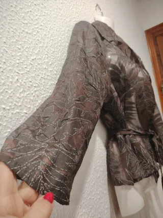 Blusa o sobrecamisa abierta marrón y blanca 