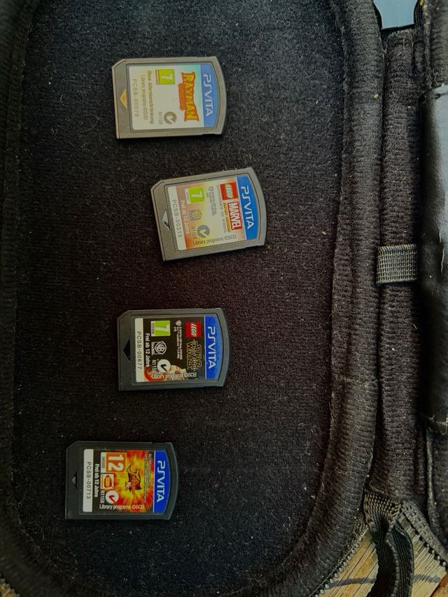 PS Vita Slim + 4 juegos + memoria 8 GB + funda ori