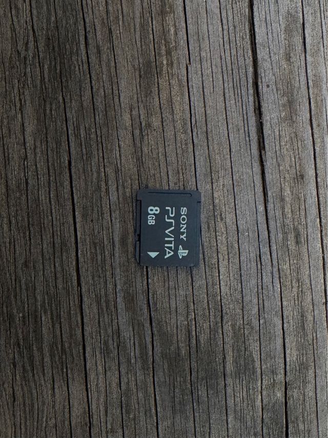 PS Vita Slim + 4 juegos + memoria 8 GB + funda ori