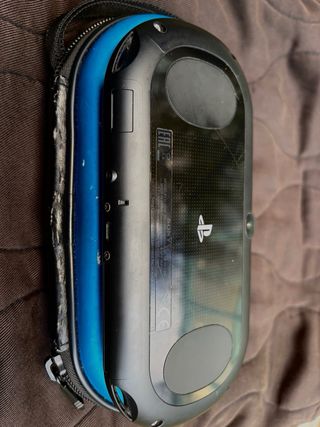 PS Vita Slim + 4 juegos + memoria 8 GB + funda ori