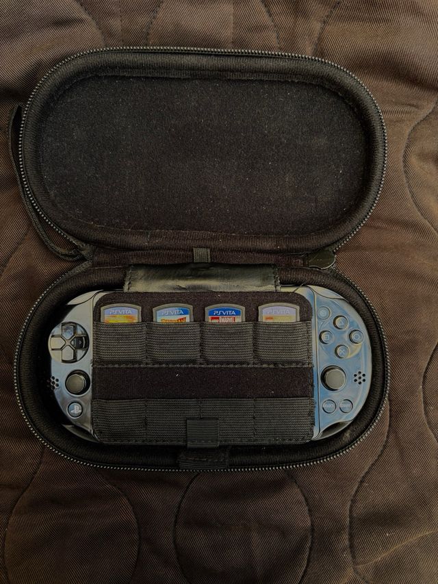 PS Vita Slim + 4 juegos + memoria 8 GB + funda ori