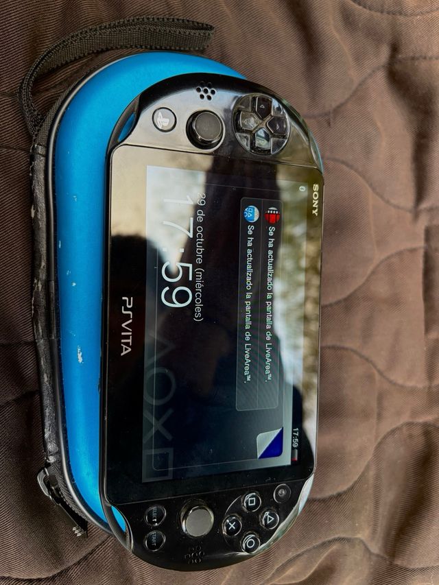 PS Vita Slim + 4 juegos + memoria 8 GB + funda ori