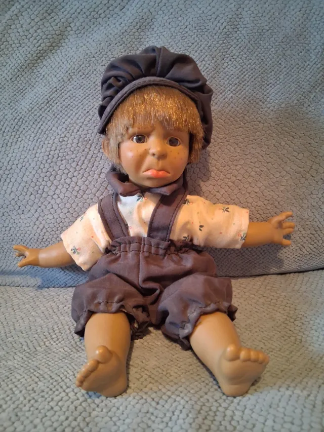 Muñeco vintage con gorro y tirantes