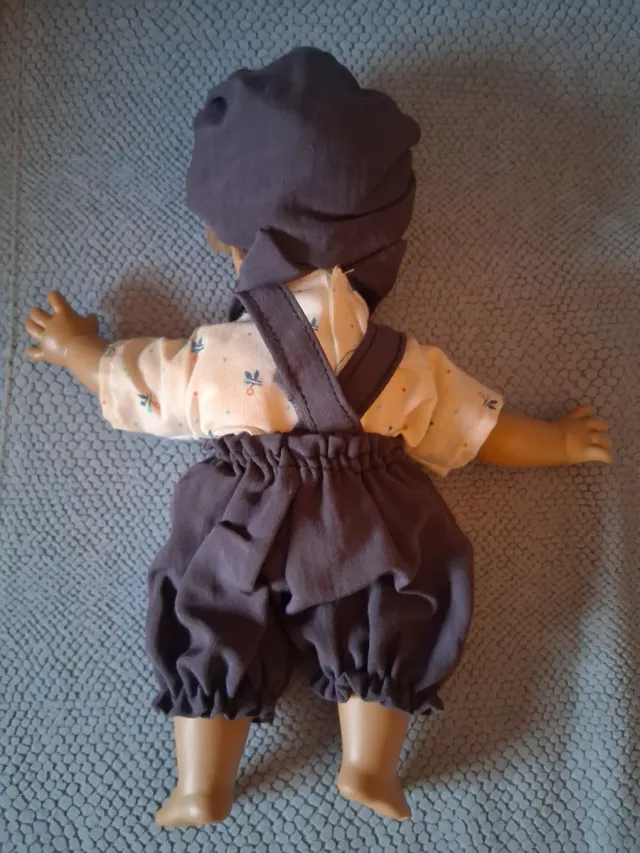 Muñeco vintage con gorro y tirantes