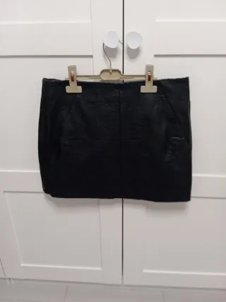 Falda corta piel negra talla 40