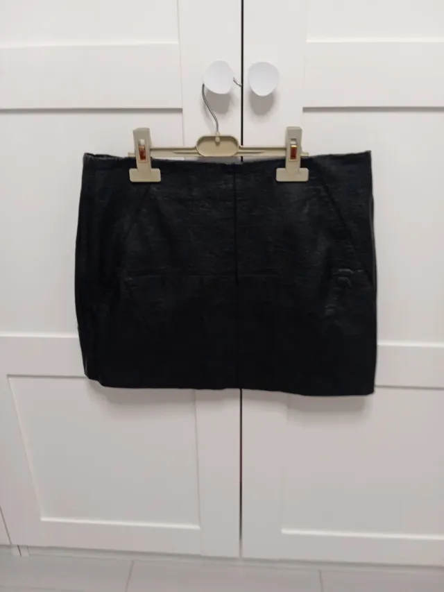 Falda corta piel negra talla 40
