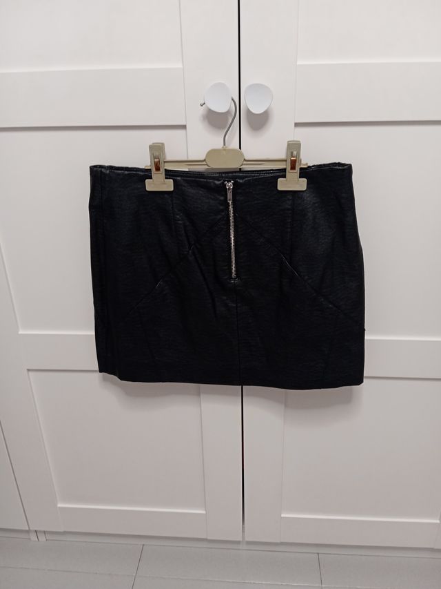 Falda corta piel negra talla 40