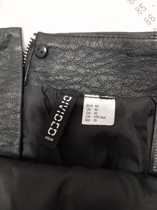 Falda corta piel negra talla 40