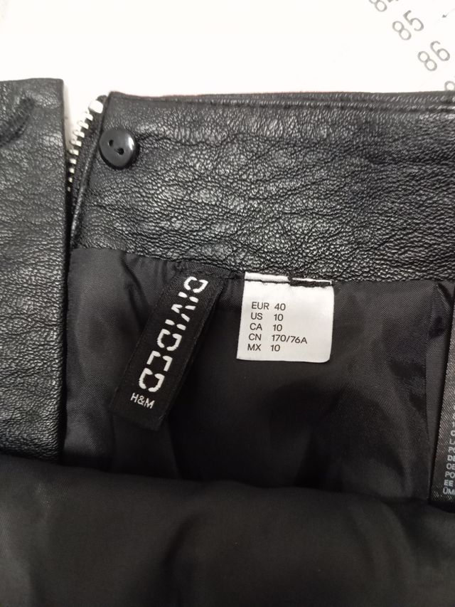 Falda corta piel negra talla 40