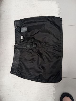 Falda corta piel negra talla 40