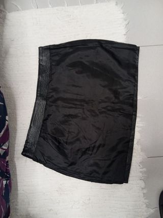 Falda corta piel negra talla 40