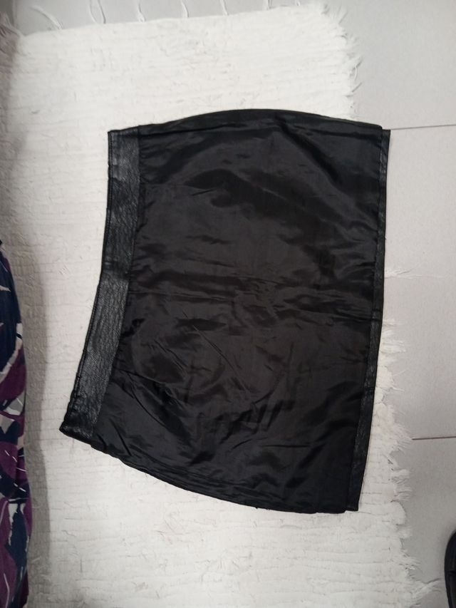 Falda corta piel negra talla 40