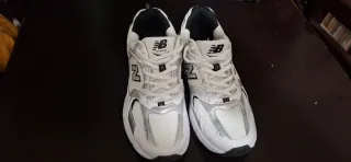 Zapatillas New Balance plateadas y blancas