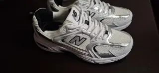 Zapatillas New Balance plateadas y blancas