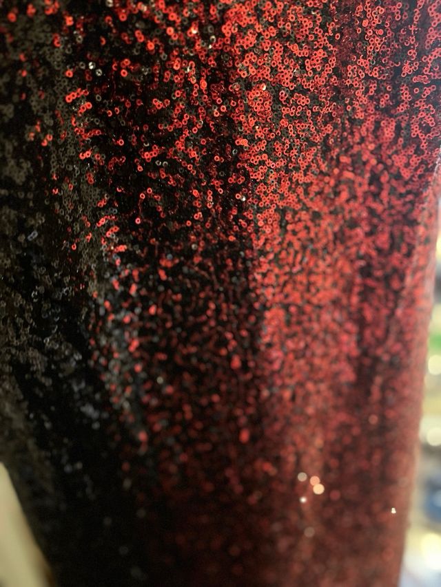 Vestido lantejoulas preto e vermelho