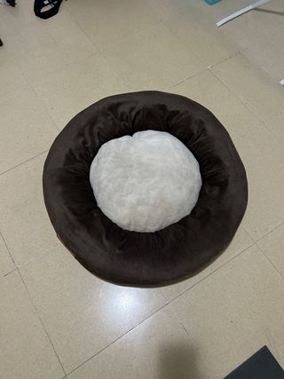 Cama para perro redonda marrón y blanca