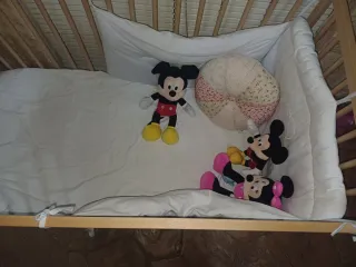 Cuna de bebé de madera