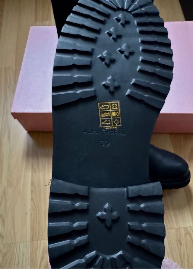 Botas altas Alma en Pena negras con adornos