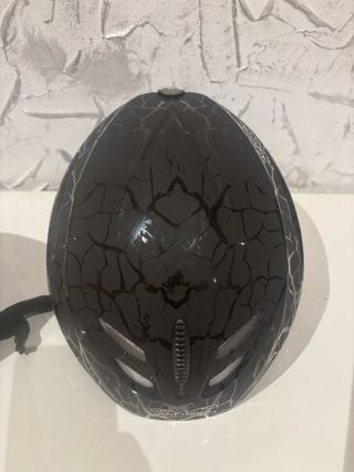 Casco de esquí negro con diseño