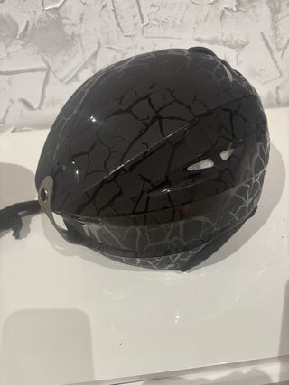 Casco de esquí negro con diseño