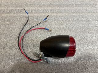 Luz freno y posición moto negra guardabarros