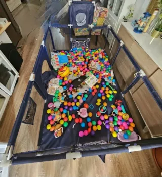 Parque infantil con pelotas