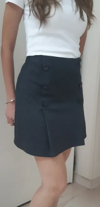 Gonna nera con bottoni