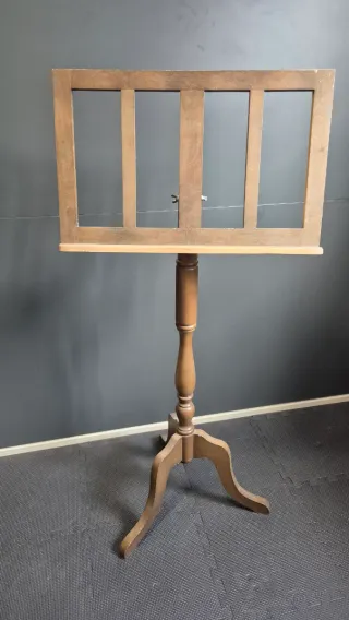 Atril de madera estilo clásico