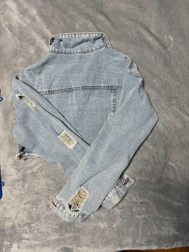 Chaqueta vaquera corta desgastada