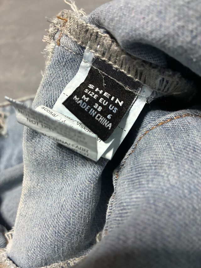 Chaqueta vaquera corta desgastada