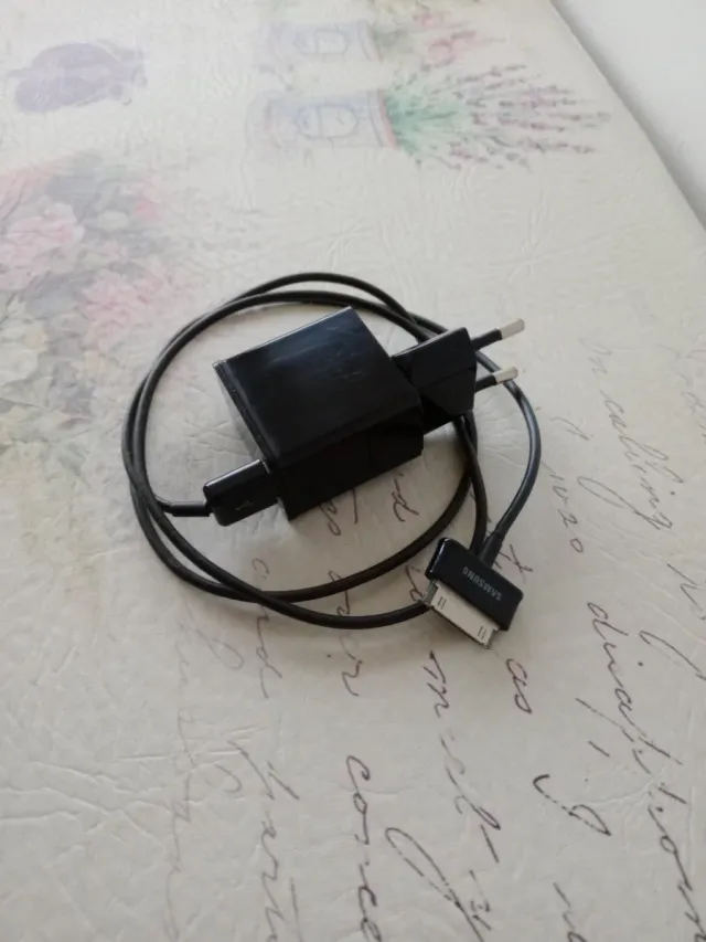 Tablet Samsung Blanca con funda y cable.Como nueva