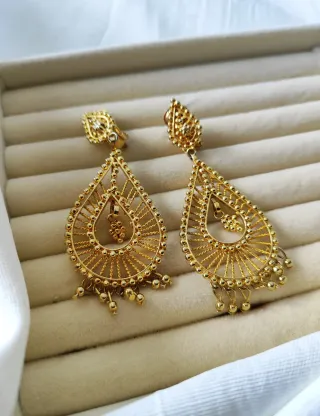 Pendientes dorados largos con diseño