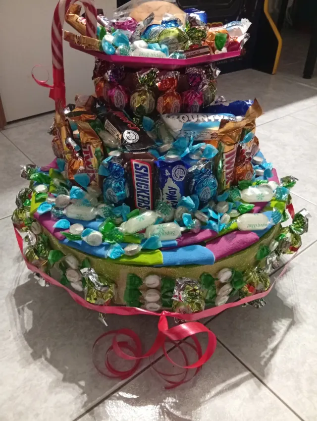 Torta a base di caramelle, cioccolatini e brioches