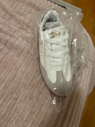 Deportivas Mariamare blancas y grises.