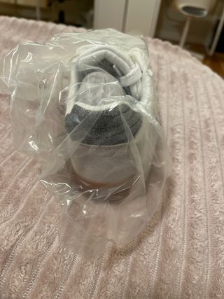 Deportivas Mariamare blancas y grises.