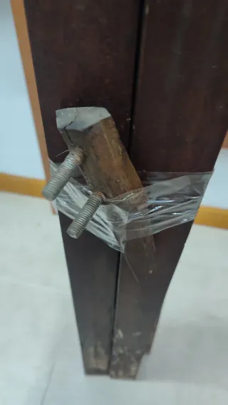 Conjunto mesa y 4 sillones de madera