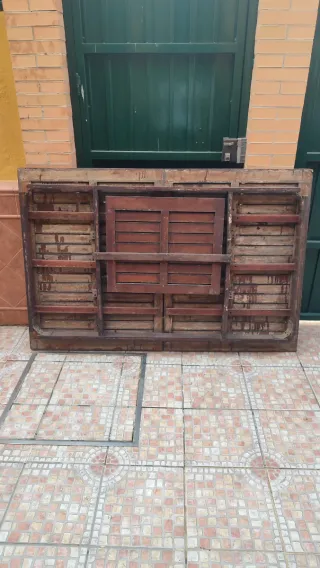 Conjunto mesa y 4 sillones de madera