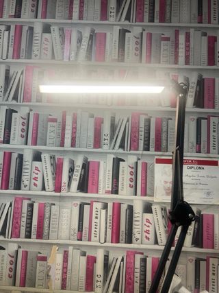 Lámpara de escritorio o estética negra y rosa