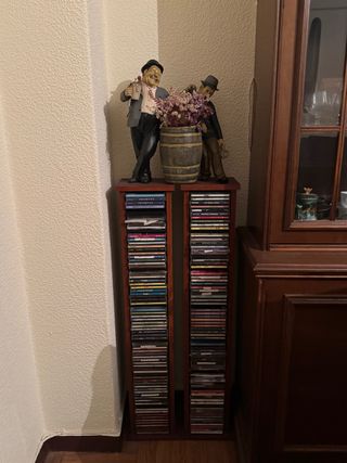 Estanterías para CDs de madera.