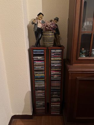 Estanterías para CDs de madera.
