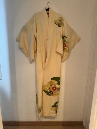 Kimono de Seda de Japón beige con flores 